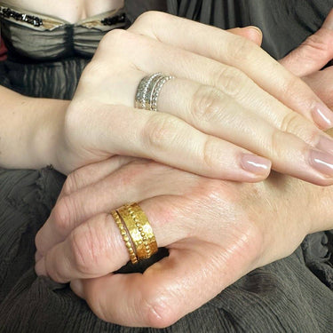 Roman style wedding ring gold