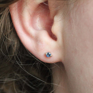 blue sapphire stud earrings yellow gold